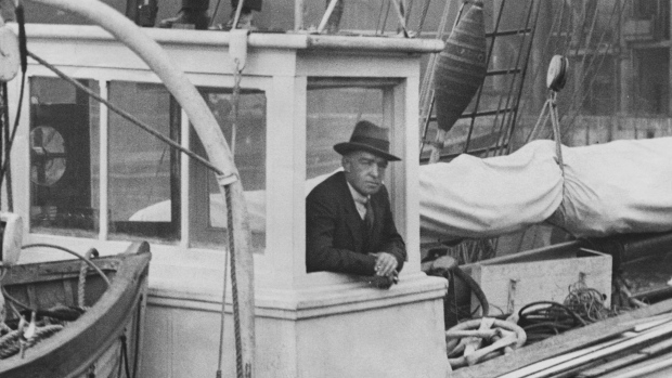 British polar explorer Sir Ernest Shackleton (1874 - 1922) leaves London on the converted Norwegian sealer 'Quest' on his final voyage to the Antarctic with the Shackleton-Rowett Expedition, 17th September 1921. (Central Press / Hulton Archive / Getty Images)